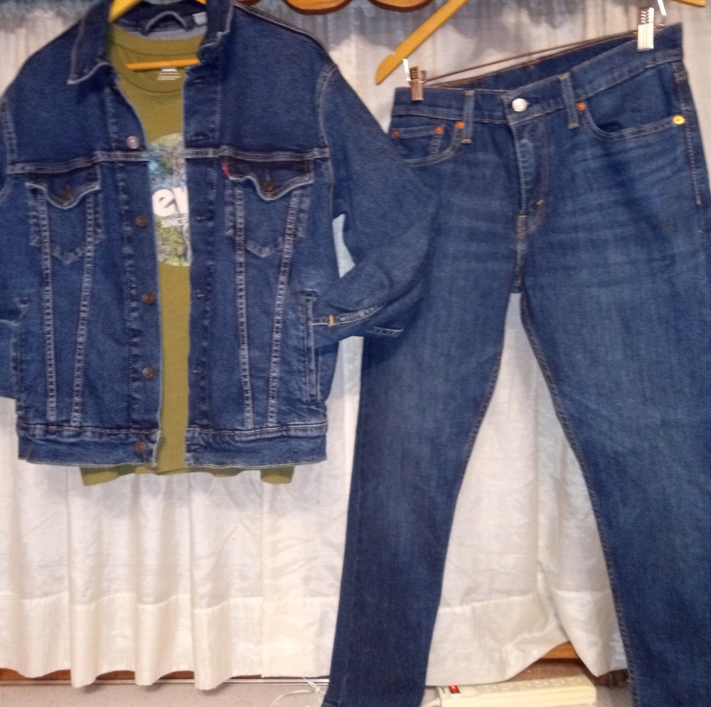 Levis blue jean outfit denim color paired with an olive green Levi medium shirt.